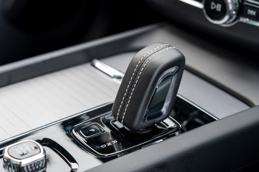 Детали интерьера Volvo XC60 T8 Polestar Engineered 2019 года  (UK) (фото 23 из 40)